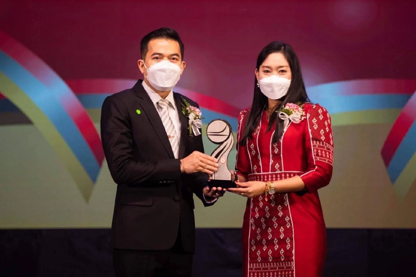 วุฒิศักดิ์ เลขาฯมูลนิธิผึ้งหลวง รับรางวัลเชิดชูเกียรติศิษย์เก่าดีเด่น มศว