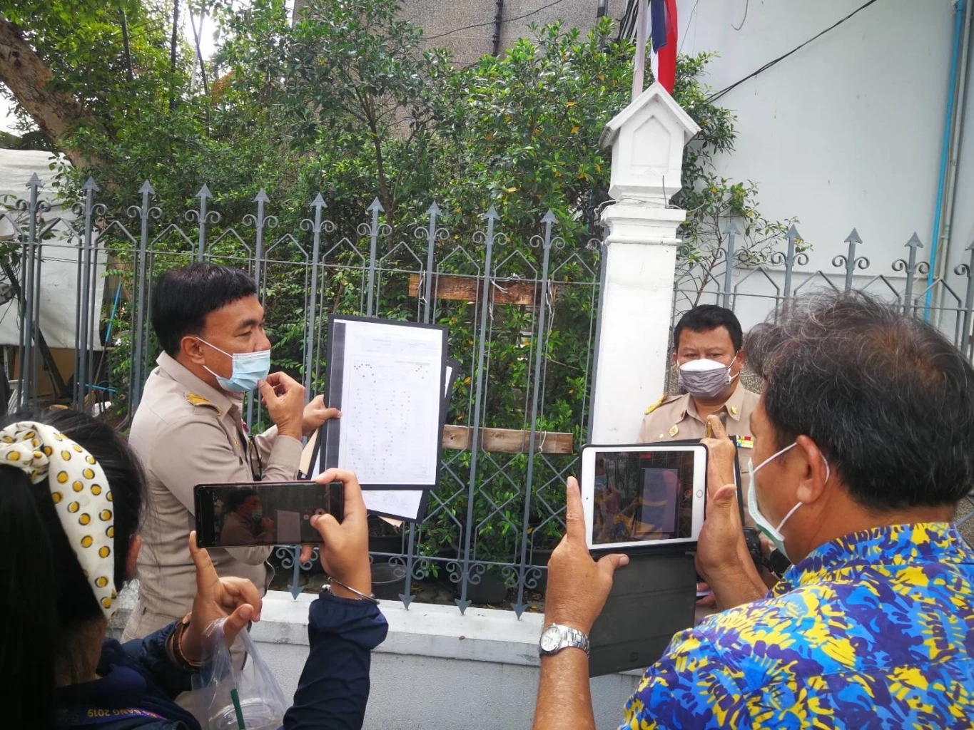 ตัวแทนพนักงานท้องถิ่น ซึ่งได้รับผลกระทบจากการจัดสอบสายงานบริหาร ร้องเรียนหน่วยงานที่เกี่ยวข้องเข้ามาแก้ไขปัญหา 21 มี.ค.65 