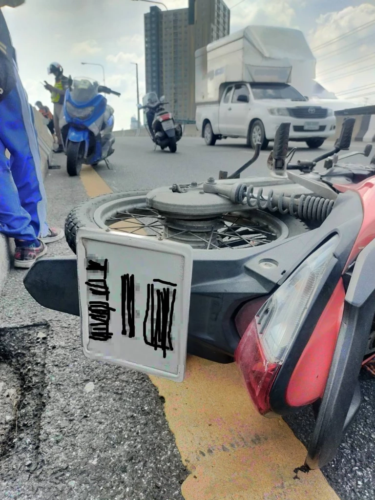 หนุ่มโชคร้าย ขี่จยย.พลัดตกสะพานข้ามแยกบางปะแก้วดับ