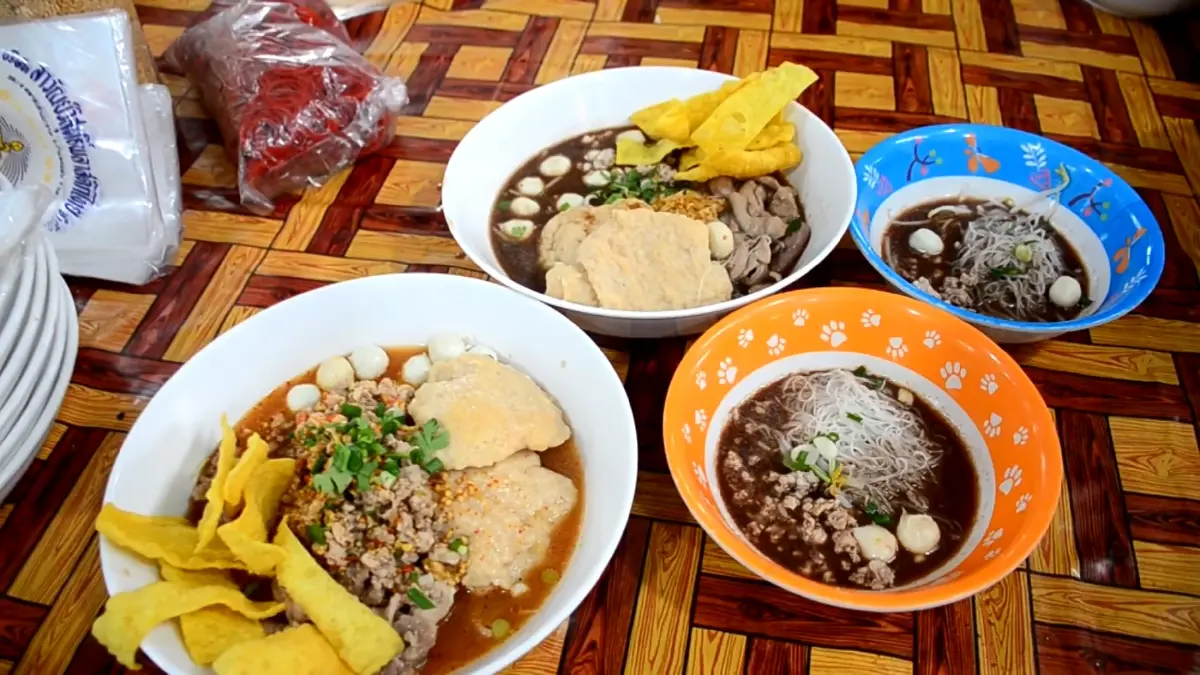 จ.นครปฐม ก๋วยเตี๋ยว 'อิ่มบุญ อิ่มท้อง' ชามละบาท!