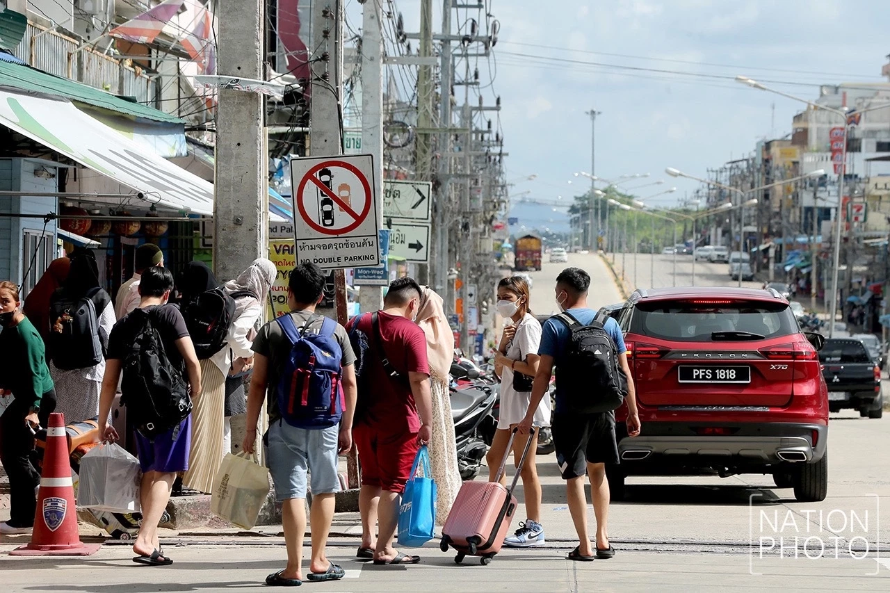 นักท่องเที่่ยวมาเลเซียทะลักด่านสะเดา