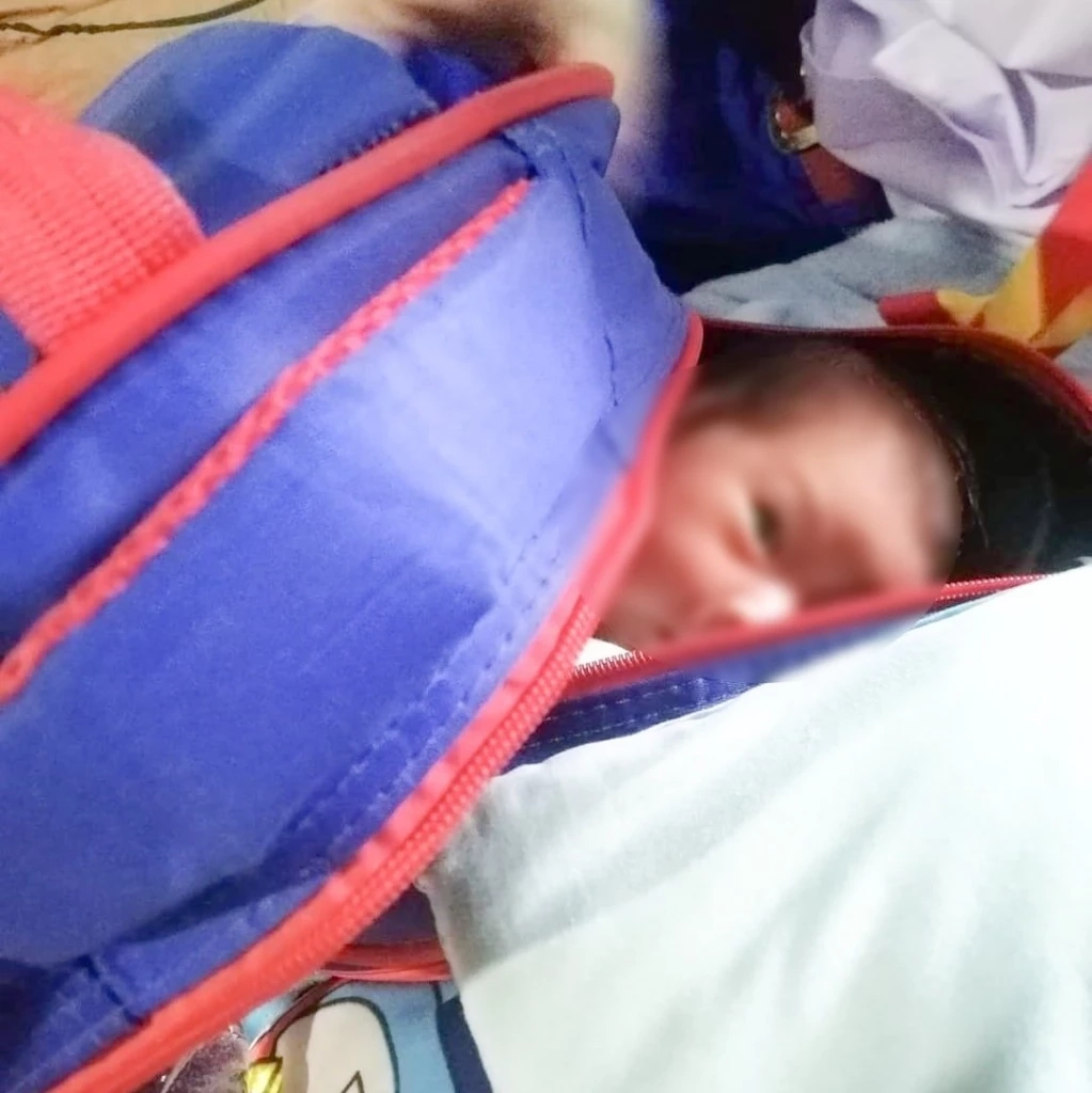 น่ารัก! "พี่ชาย" คลั่งรัก "น้องสาว" อายุ 6 วัน แอบใส่กระเป๋าหวังพาไปเรียน 