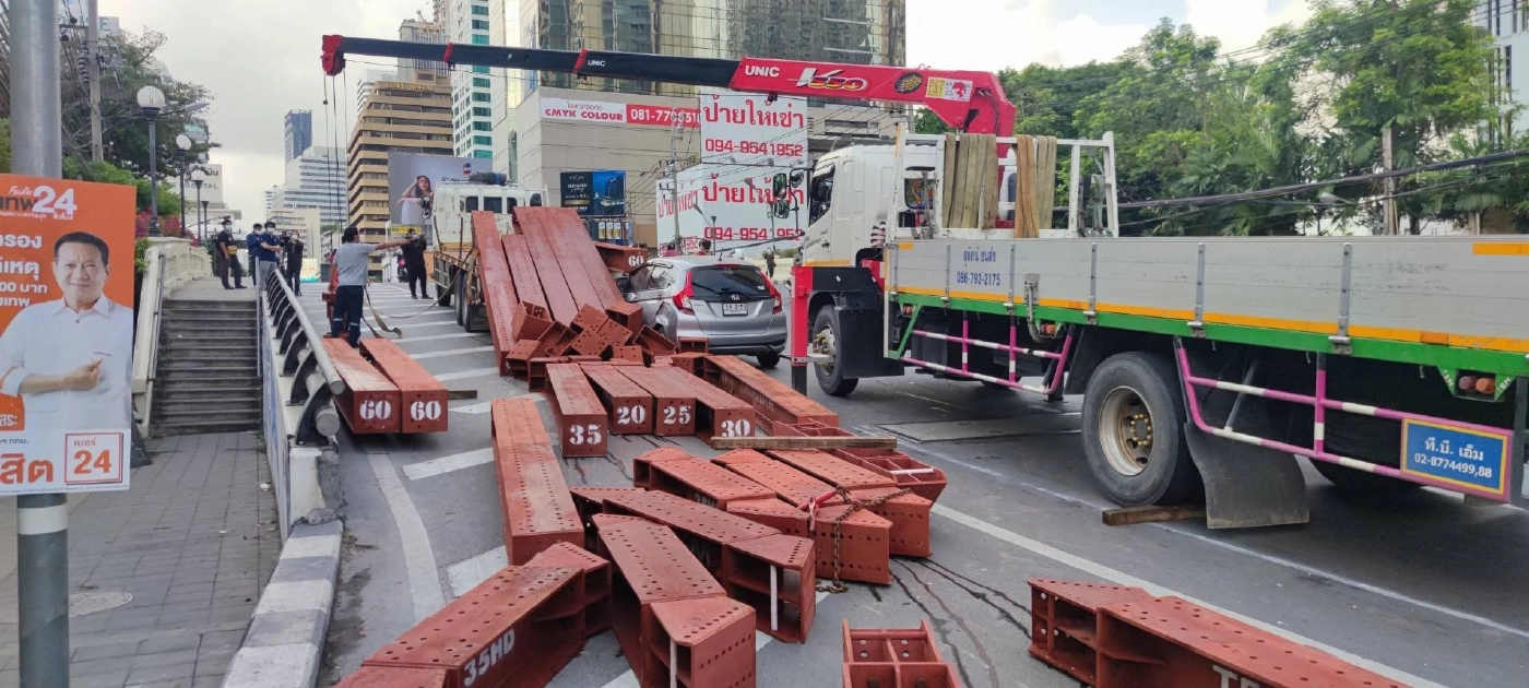 ระทึก! แท่งเหล็ก 15 ตัน ร่วงจากรถบรรทุกพุ่งทะลุเก๋ง ใกล้แยกอโศก - เพชรบุรี