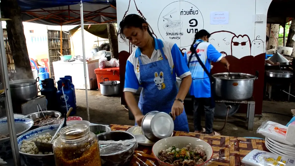 จ.นครปฐม ก๋วยเตี๋ยว 'อิ่มบุญ อิ่มท้อง' ชามละบาท!