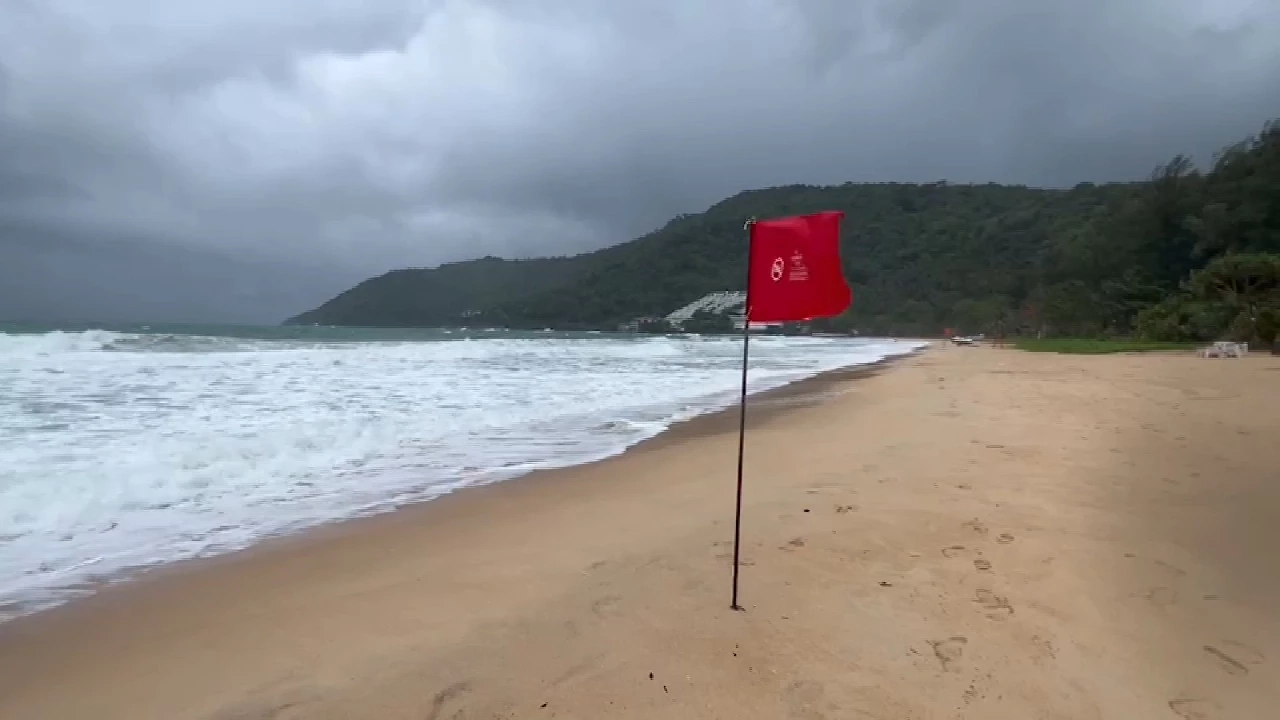 ปักธงแดงห้ามนักท่องเที่ยวเล่นน้ำ