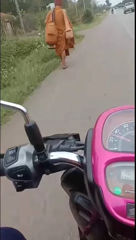 หนุ่มงงซื้อข้าวเหนียวไก่ปิ้งใส่บาตร "พระ" แต่ถูกโยนทิ้ง บอกผมไม่กิน