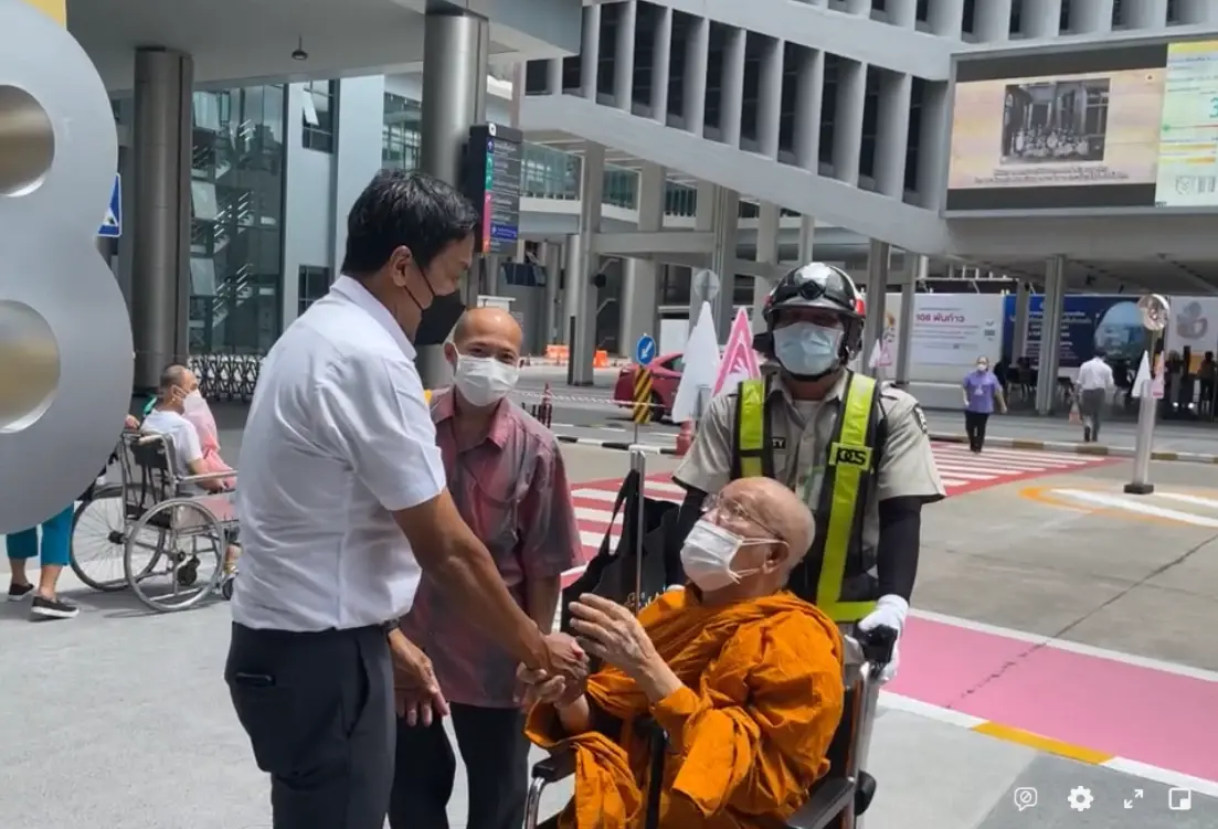 โรงพยาบาลจุฬาฯ แทบแตก คนแห่ถ่ายรูปอวยพร “ชัชชาติ-ฉันชาย”