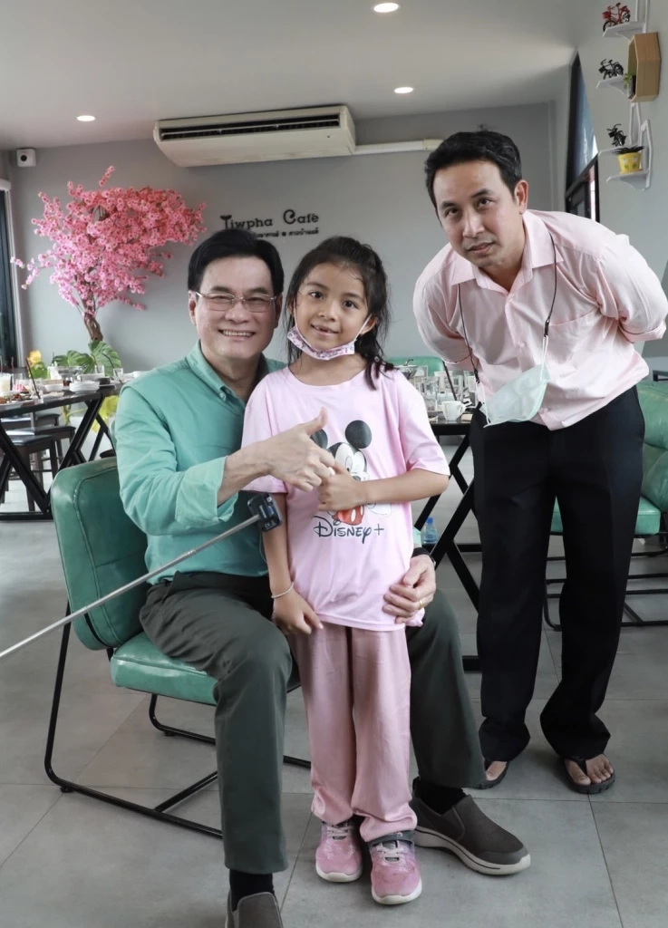 ปลื้ม"จุรินทร์"ออนทัวร์อีสาน น้อง"เอพริล"แฟนคลับรุ่นจิ๋ว ประกบขอถ่ายรูป