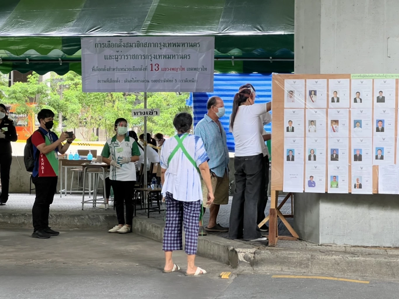 ประชาชนเริ่มออกมารอใช้สิทธิ์เลือกตั้งครั้งแรกในรอบ 9 ปีอย่างคึกคัก