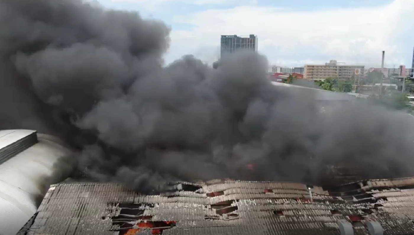 ไฟไหม้โรงงานผลิตน้ำผลไม้สมุทรปราการ พังเสียหายอื้อ 