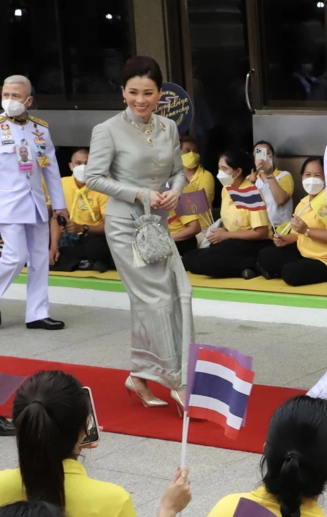 "ในหลวง-พระราชินี" ทรงบวงสรวงพระหลักเมือง ในโอกาส กรุงรัตนโกสินทร์ 240 ปี