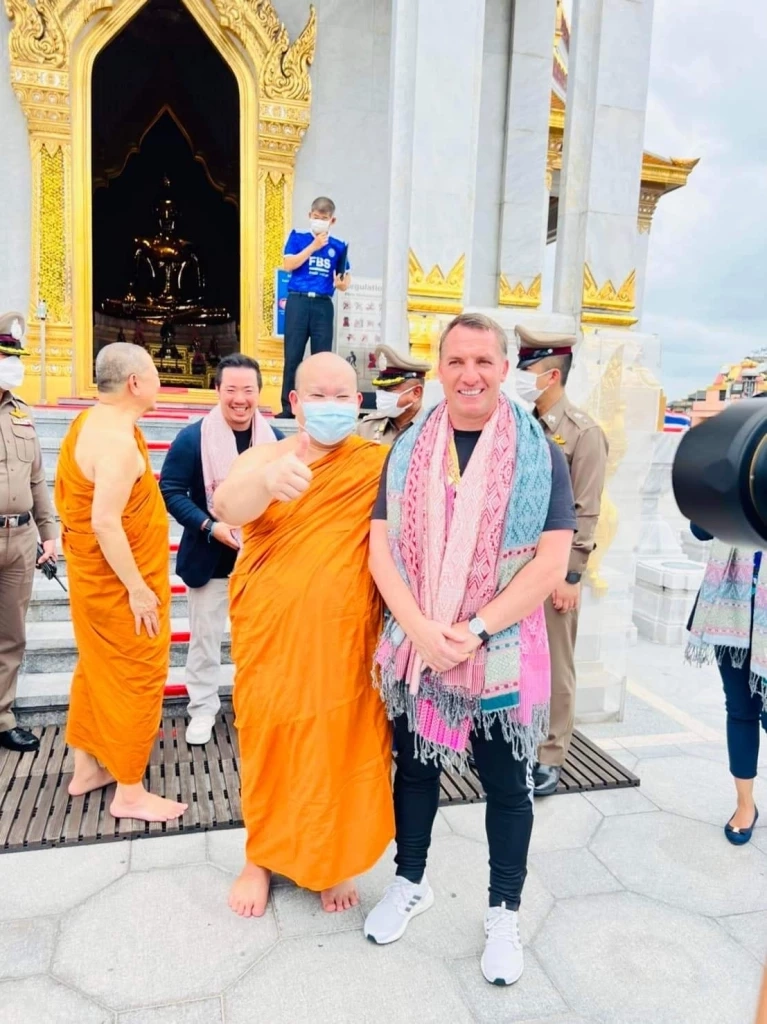 นักเตะทีม &quot;จิ้งจอกสยาม&quot; เลสเตอร์ ซิตี้ เข้ากราบนมัสการเจ้าคุณธงชัย