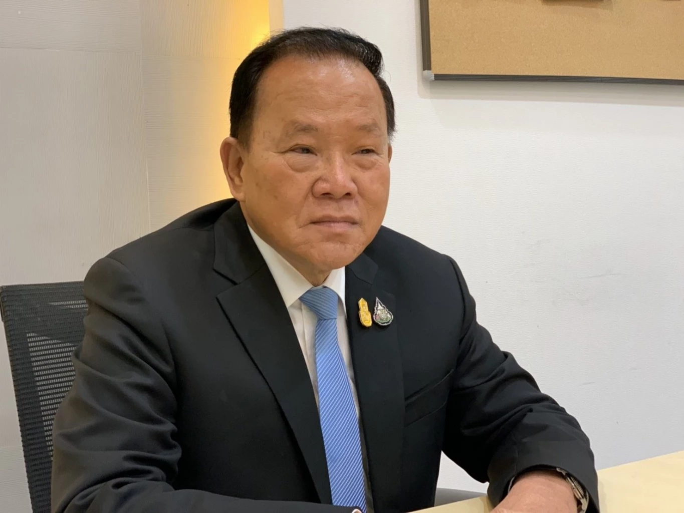 นายสันติ พร้อมพัฒน์ รมช.คลัง