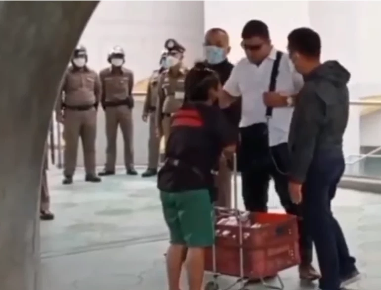 นายคเณศ พิศณุเทพ หรือ "เค ร้อยล้าน" ตบหน้า นางวรวรรณ แซ่อั้ง หรือ "ป้าเป้า" แกนนำกลุ่ม “ทะลุกี” 