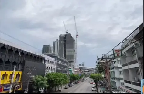 ระทึก!! ลมพายุ เสียงสนั่น ซัดโครงสร้างค้ำยันคอนโดฯ บางโพ