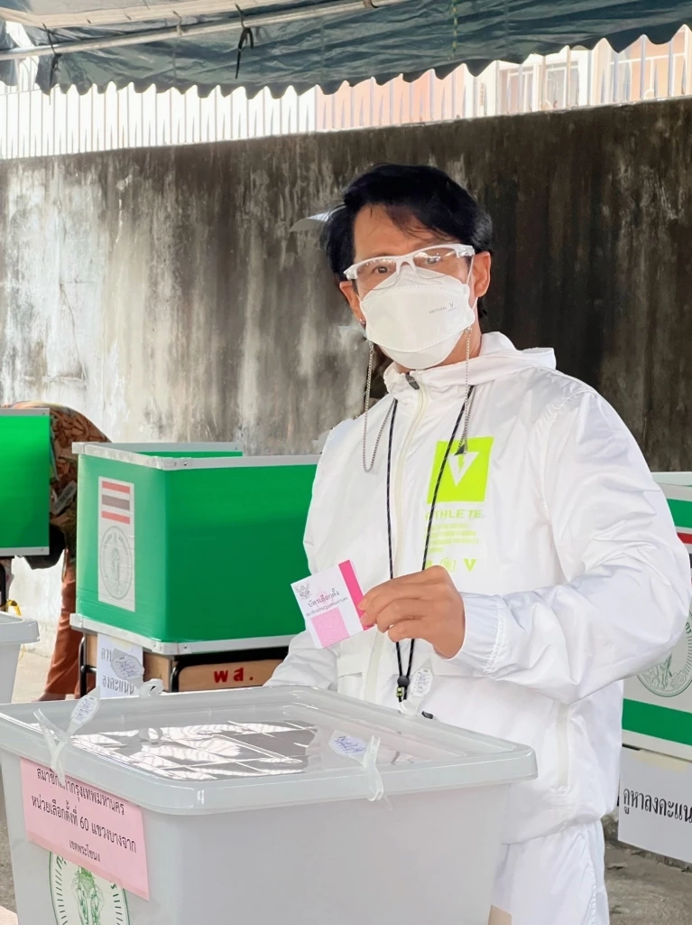 “เบิร์ด ธงไชย” ออกไปใช้สิทธิเลือกตั้งผู้ว่าฯ กทม. อยากเห็นทุกอย่างดีขึ้น