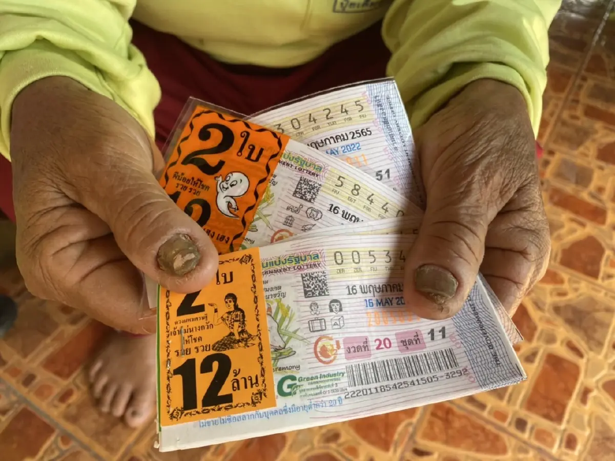 มือหว่านเงินรู้จุดอ่อนแม่ซื้อลอตเตอรี่ให้หายโกรธหวังถูก 12 ล้าน