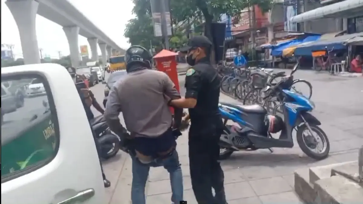 จับปรับ!! หนุ่มฉุนจัด ปลดทุกข์ใส่กระบะเทศกิจ มีนบุรี