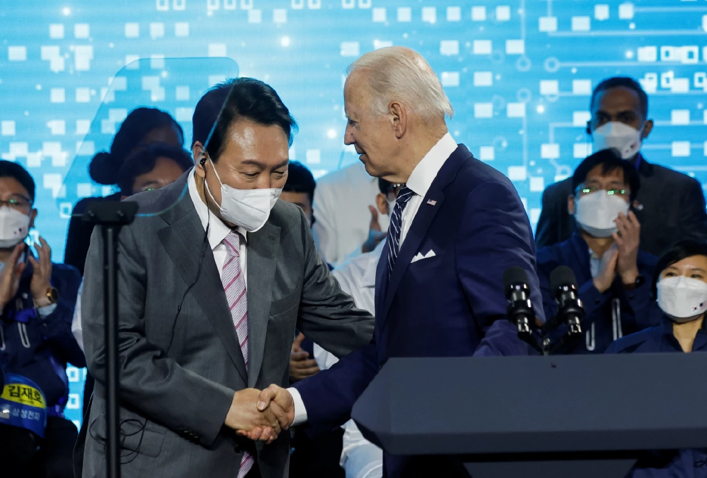 ไบเดนเริ่มเยือนเกาหลีใต้ เยี่ยมโรงงานซัมซุง