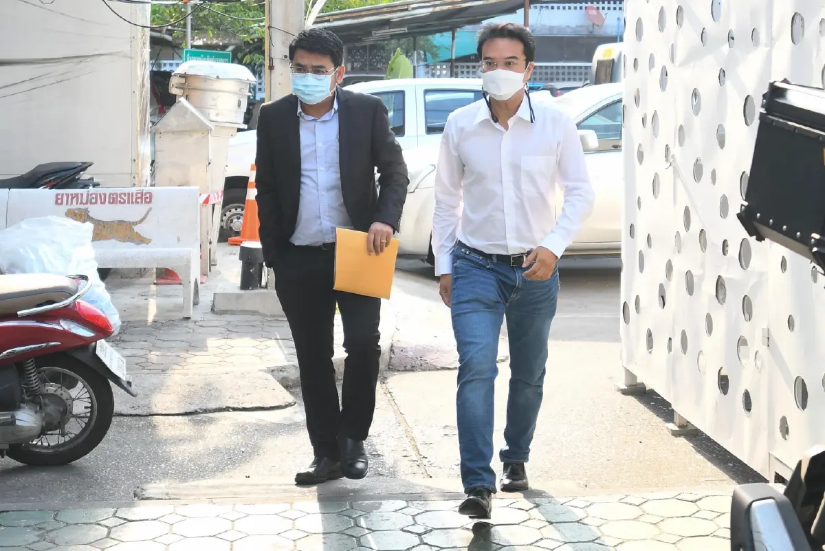 นายปริญญ์ พานิชภักดิ์ อดีตรองหัวหน้าพรรคประชาธิปัตย์ และทีมทนายความ