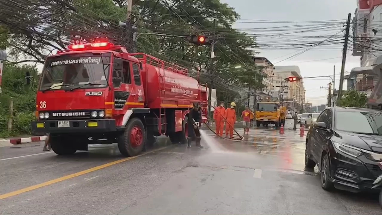 จยย.ล้มระเนระนาด กว่า 40 คัน เหตุน้ำมันรั่วลงพื้นถนน