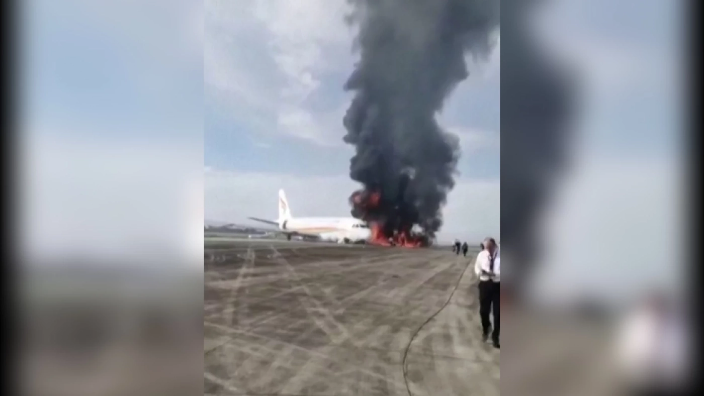 เครื่องบินทิเบตลุกไหม้ หนีระทึก เจ็บกว่า 40