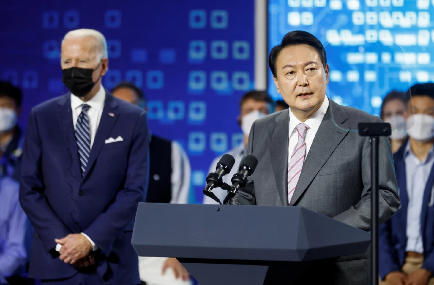 ไบเดนเริ่มเยือนเกาหลีใต้ เยี่ยมโรงงานซัมซุง