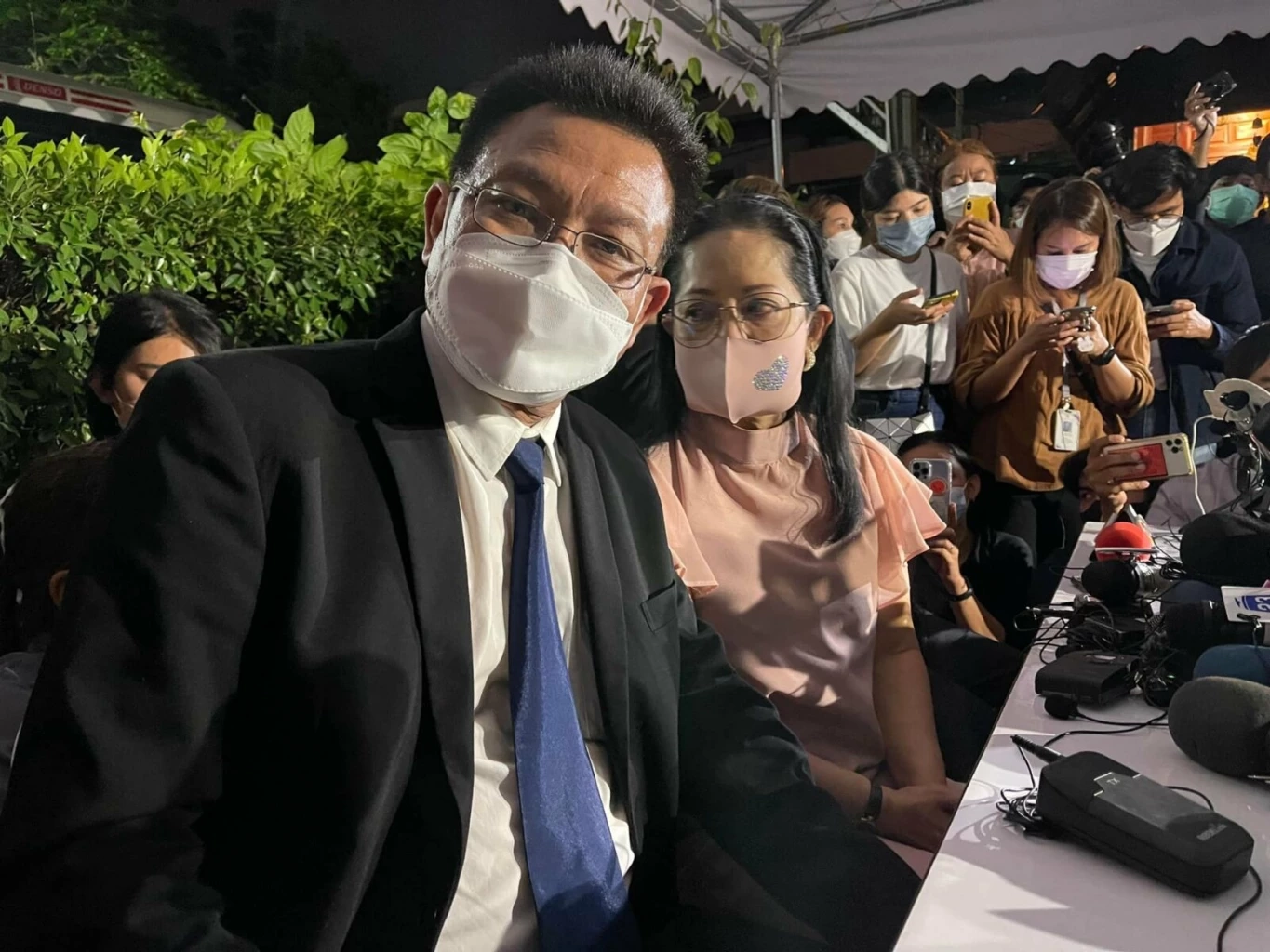 มวยถูกคู่! "อัจฉริยะ" เถียงเดือด "ทนายเดชา" ท้าทายดำเนินคดีเอาผิดกัน