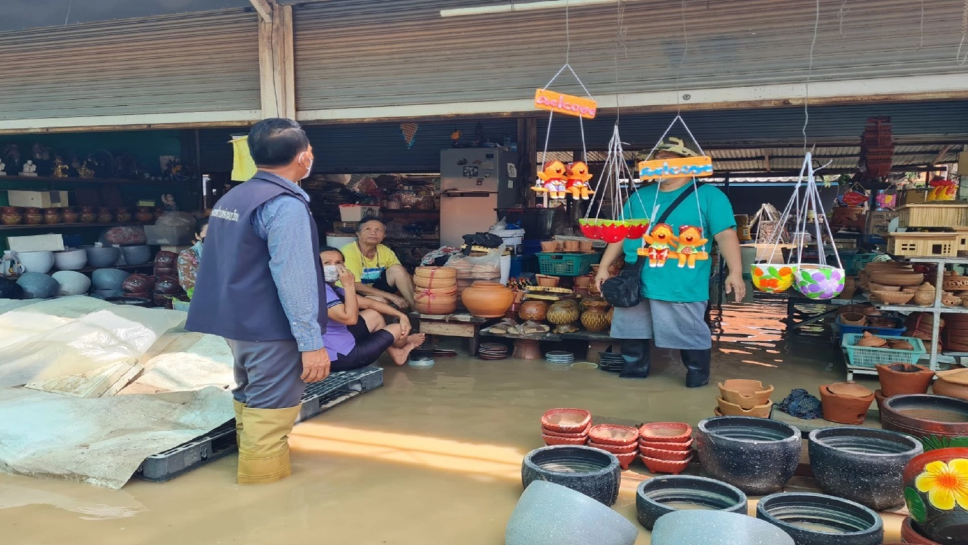 เทศบาลตำบลด่านเกวียนและทหาร เร่งลงพื้นที่ช่วยเหลือชาวบ้านน้ำป่าท่วม