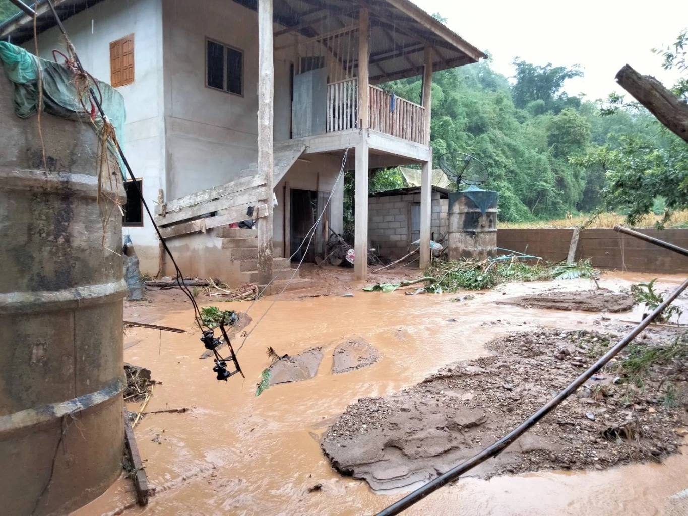 น้ำป่าทะลัก 3 หมู่บ้าน อ.นาน้อย ได้รับผลกระทบ 38 ครัวเรือน