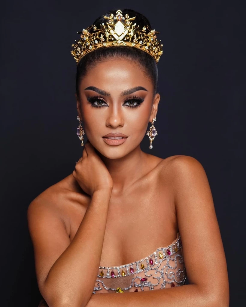 แห่แซว "มาลัยกะ คาร" มิสแกรนด์เชียงราย สลัดลุคนางงาม เปิดเทอมวันแรก