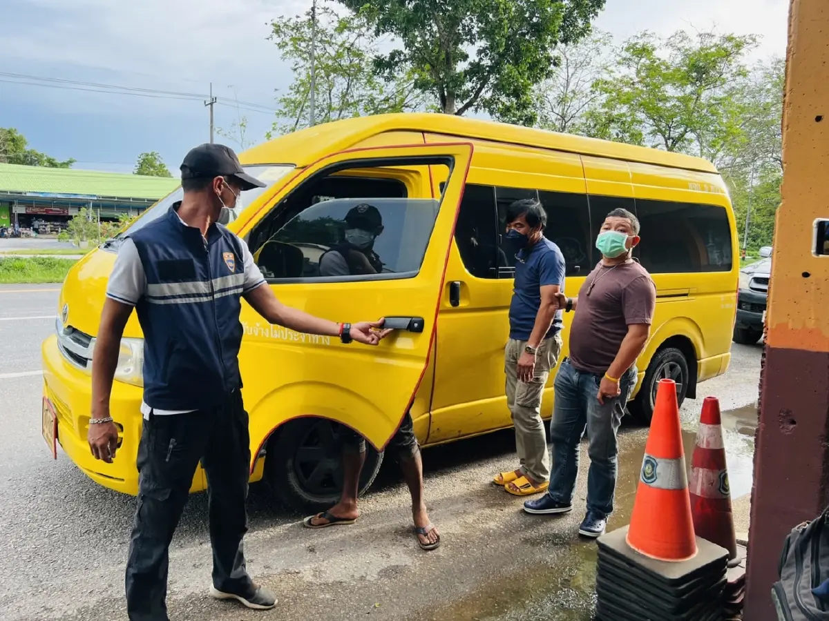 สกัดจับรถตู้ 2 คัน ขนแรงงานเถื่อน 36 คน เตรียมนำส่งเข้ามาเลเซีย