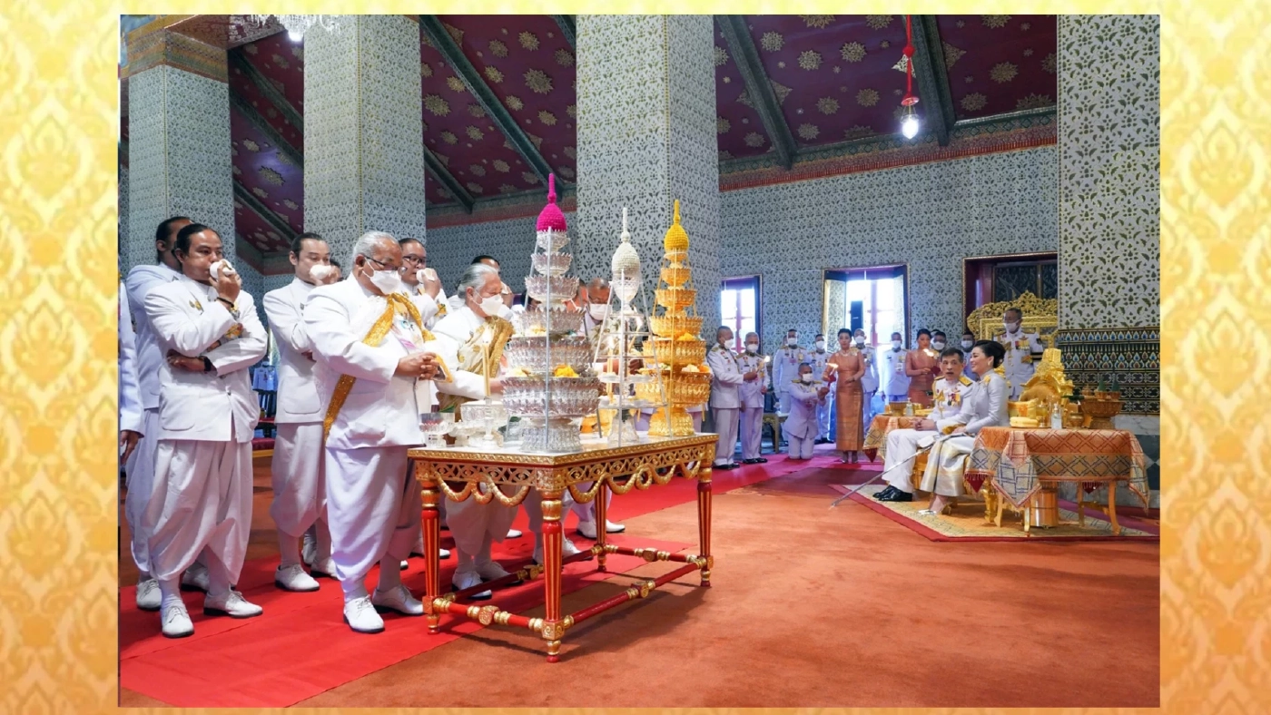 "ในหลวง-พระราชินี" เสด็จฯไปในการ "พระราชพิธีฉัตรมงคล"