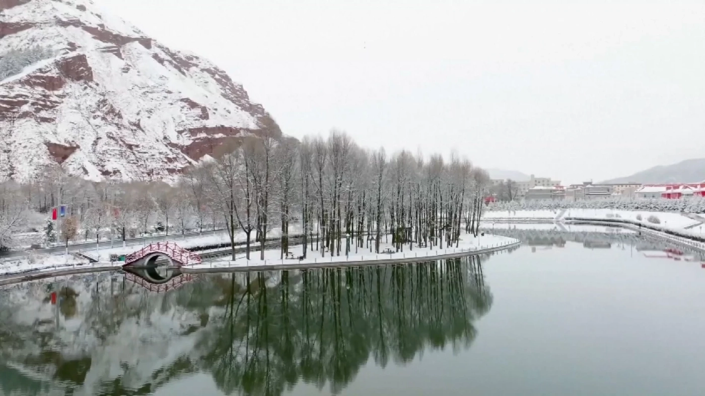 ภาคเหนือของจีนยังมีหิมะปกคลุมและปรากฏการณ์น้ำแข็งช่วงฤดูใบไม้ผลิ (คลิป)