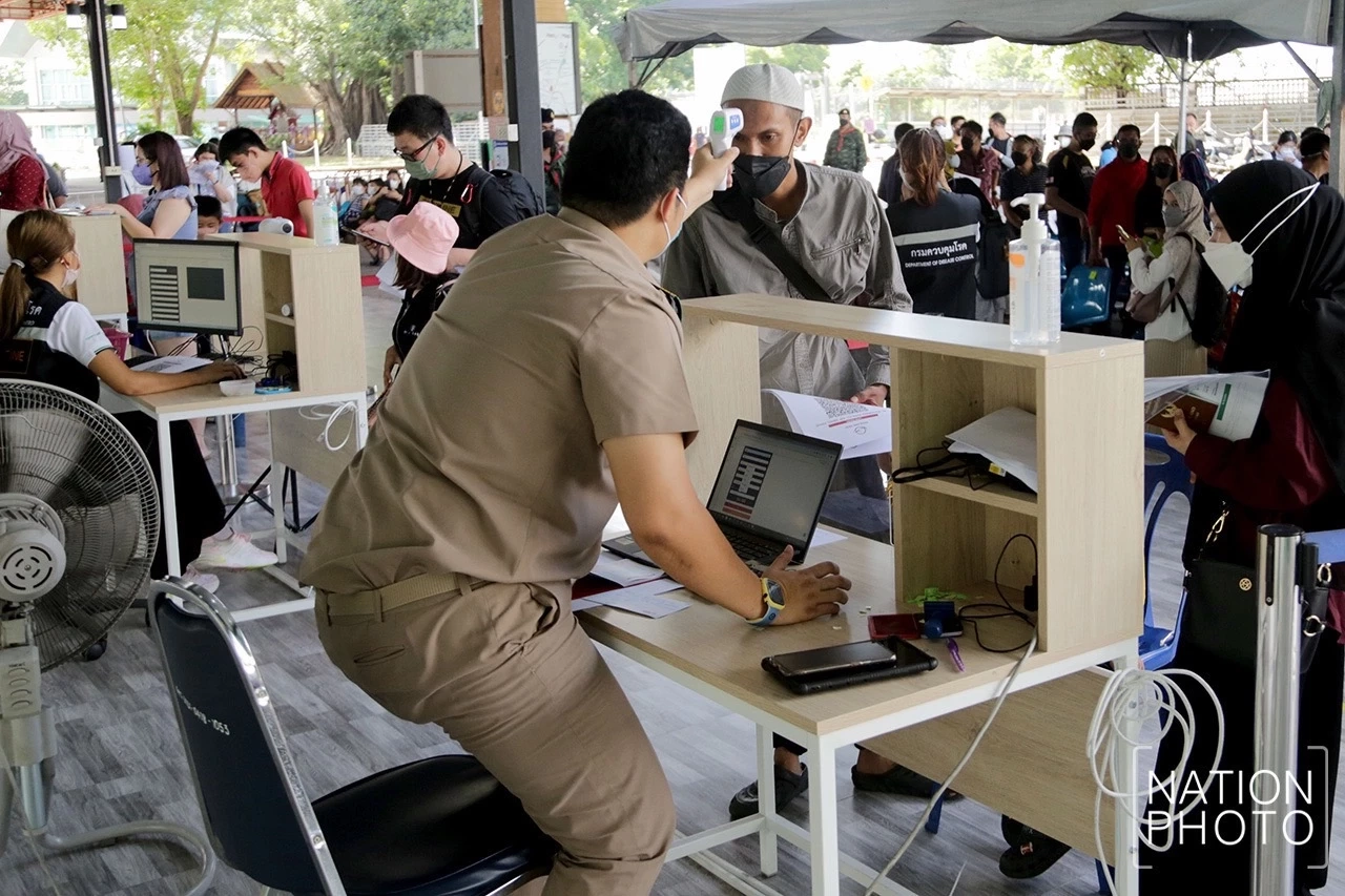 นักท่องเที่่ยวมาเลเซียทะลักด่านสะเดา