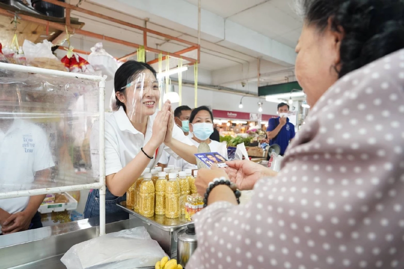 "จินนี่-เบสท์"ควงแขนช่วยแม่หาเสียงเลือก"ผู้พันปุ่น"เป็นผู้ว่าฯกทม.