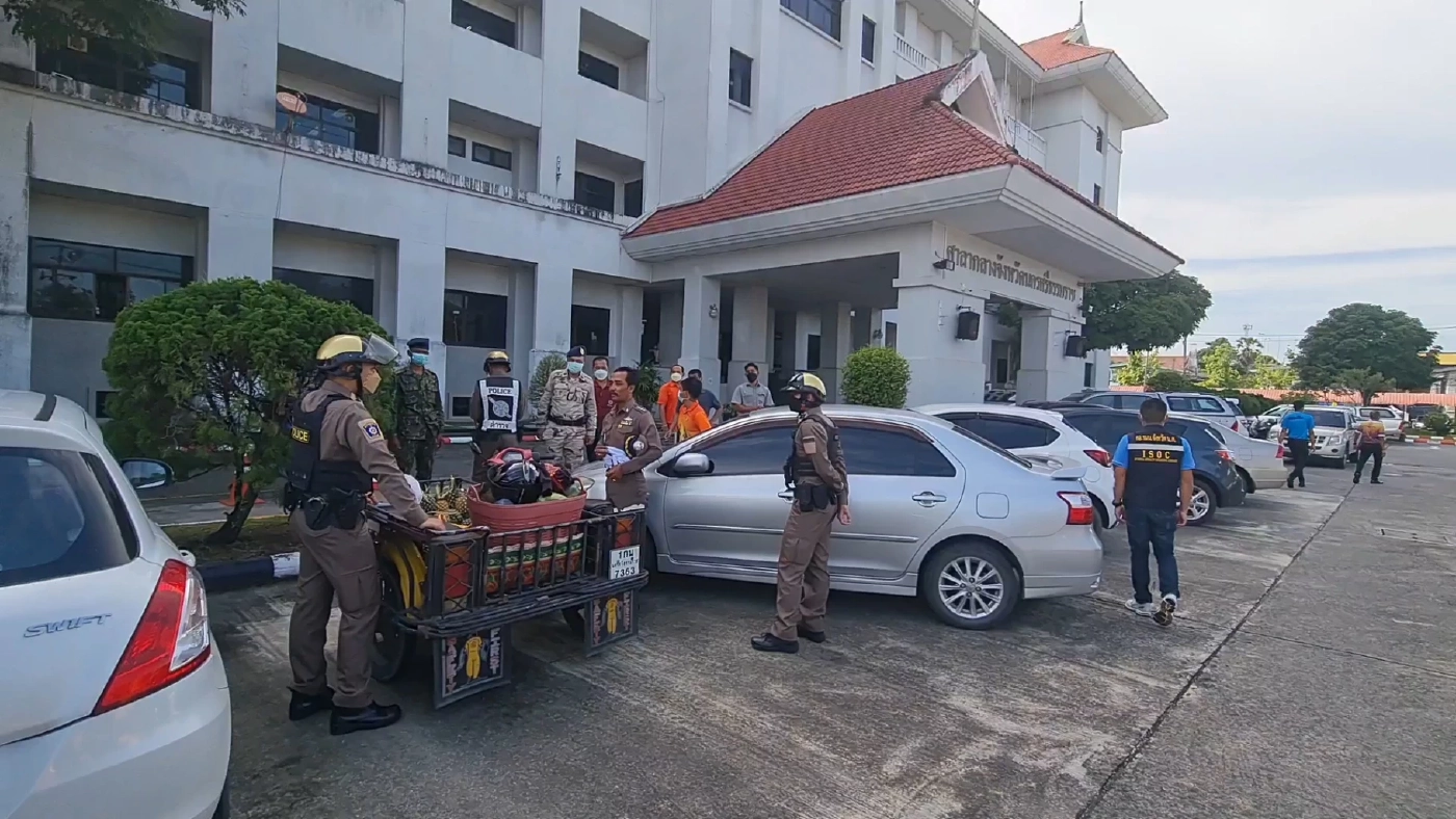 ชายแต่งกายชุดตำรวจบุกศาลากลาง