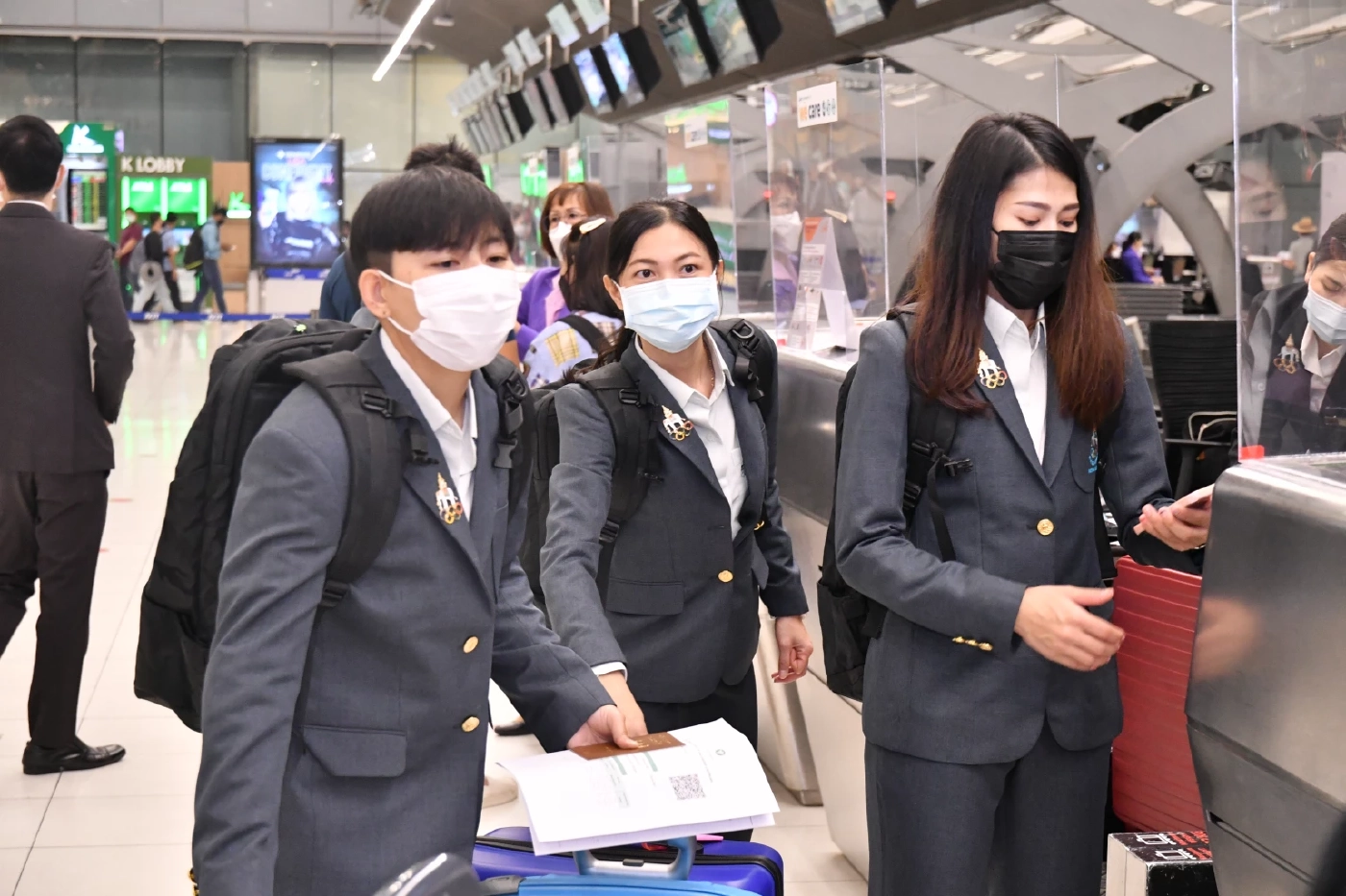 โต๊ะเล็กสาวไทยบินลัดฟ้าลุยซีเกมส์ "บิ๊กป่อม" กำชับมีสมาธิ มองไปทีละเกม