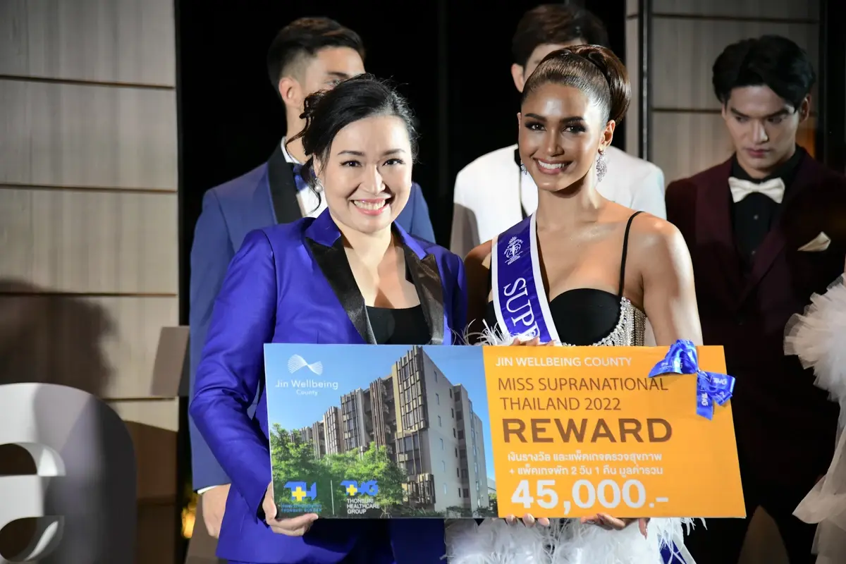 30 หนุ่มสาว “ซูปร้า ไทยแลนด์ 2022” อวดโฉมทักซิโด้-ราตรี วิบวับบนบลู คาร์เพท