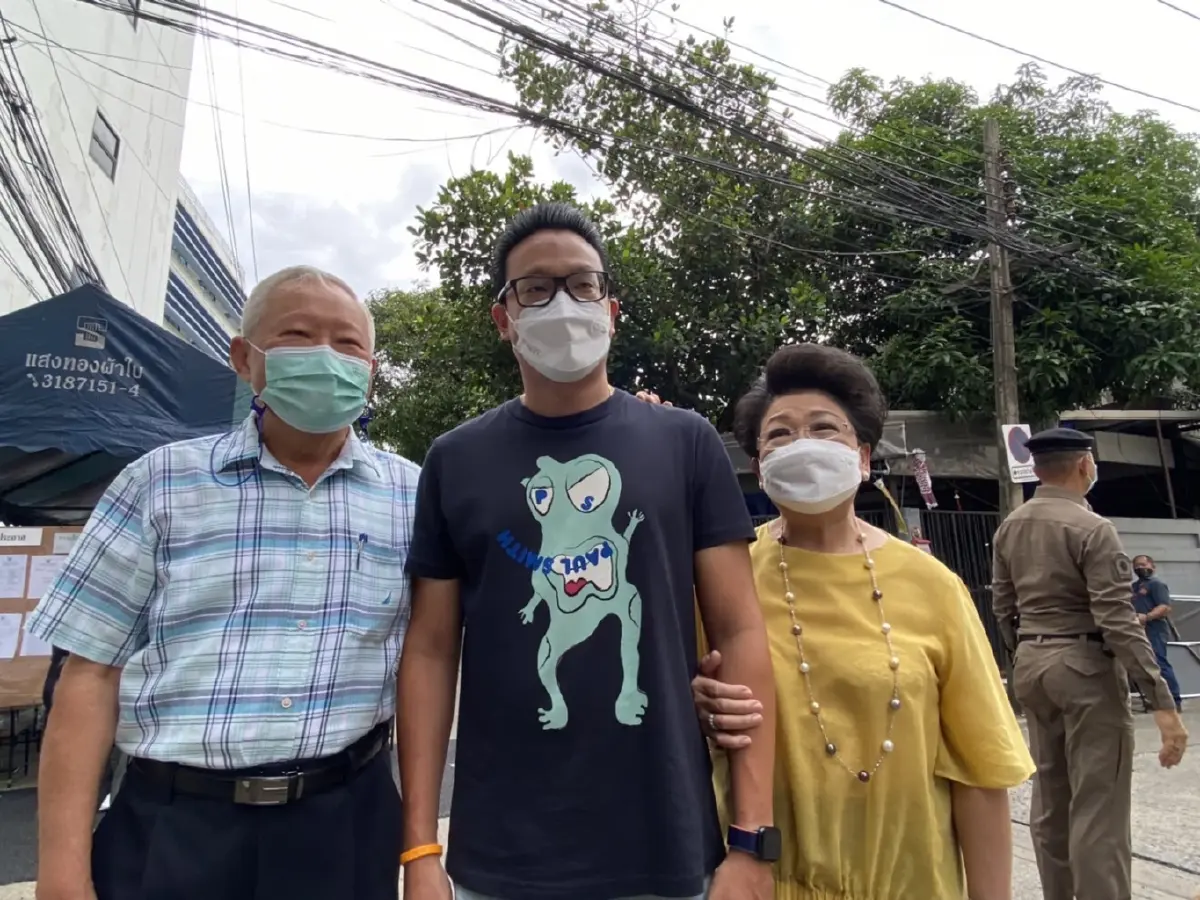 "สกลธี" ถือฤกษ์หย่อนบัตร "วิโรจน์" โล่งใจ เชื่อปชช.มาใช้สิทธิ์กันมาก
