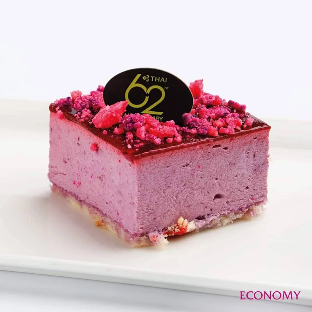 ลูกเรือ TG แต่งชุดไทยฉลอง 62 ปี พร้อมเสิร์ฟขนมหวานจานพิเศษ