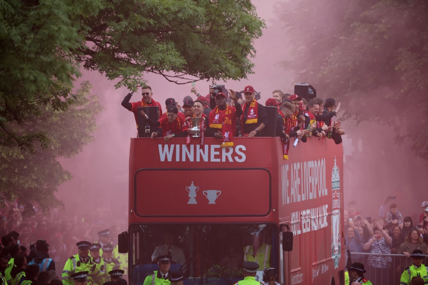 ประมวลภาพ "หงส์แดง" แห่ฉลองดับเบิ้ลแชมป์ชื่นมื่น