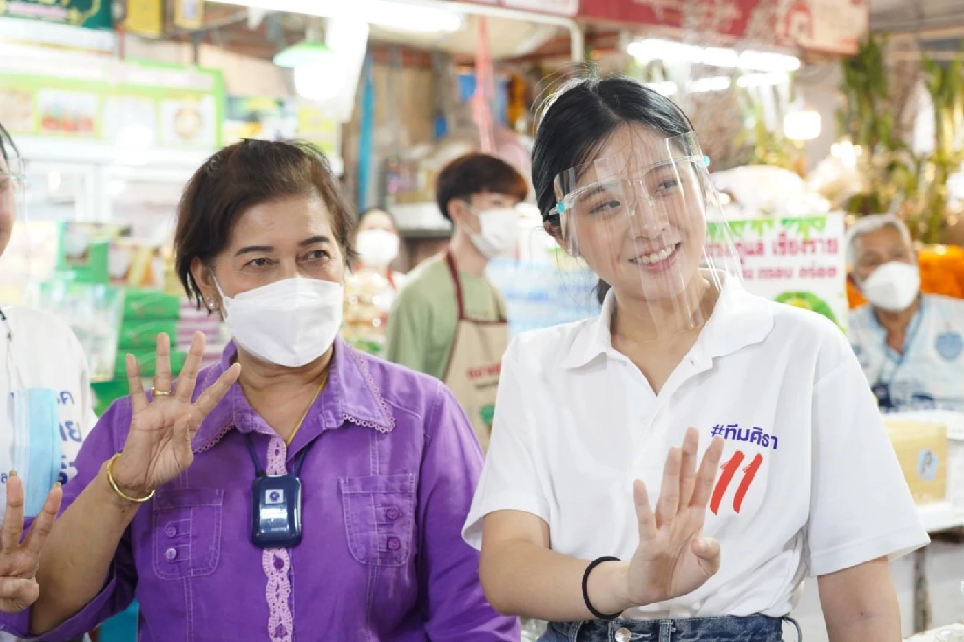 "จินนี่-เบสท์"ควงแขนช่วยแม่หาเสียงเลือก"ผู้พันปุ่น"เป็นผู้ว่าฯกทม.