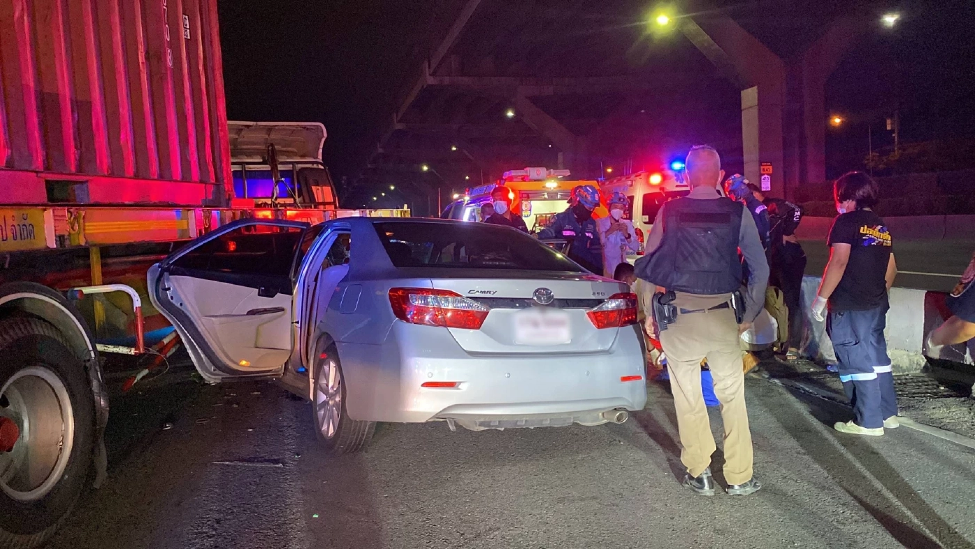 รถเก๋งกลับจากงานเลี้ยง ซิ่งชนรถพ่วง 22 ล้อ บาดเจ็บ 2 ราย 