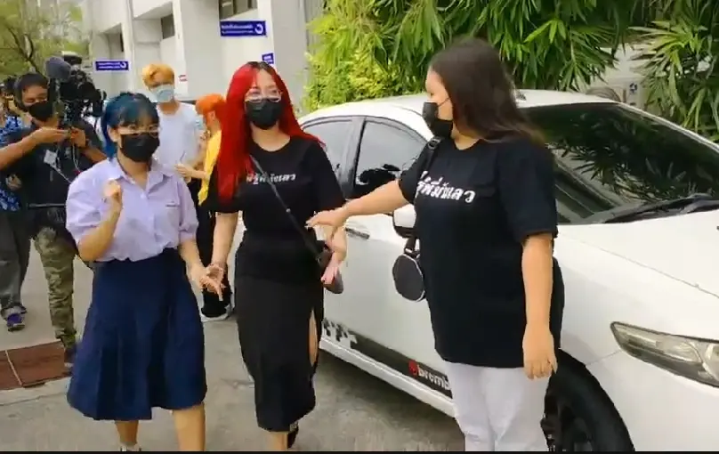 2 นักกิจกรรมกลุ่มทะลุวัง เข้ารับฟังคำสั่งถอนประกันคดี ม.112