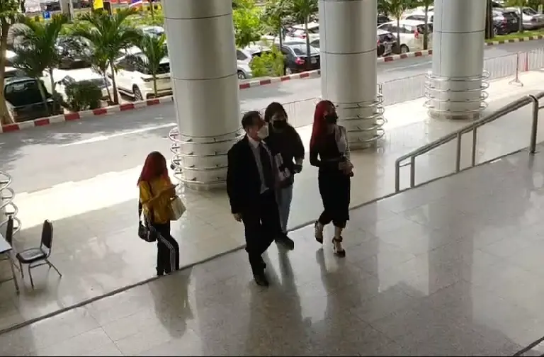 3 สาวกลุ่มทะลุวัง เข้ารับเงื่อนไขคดี ม.112 พร้อมติดกำไรอีเอ็ม