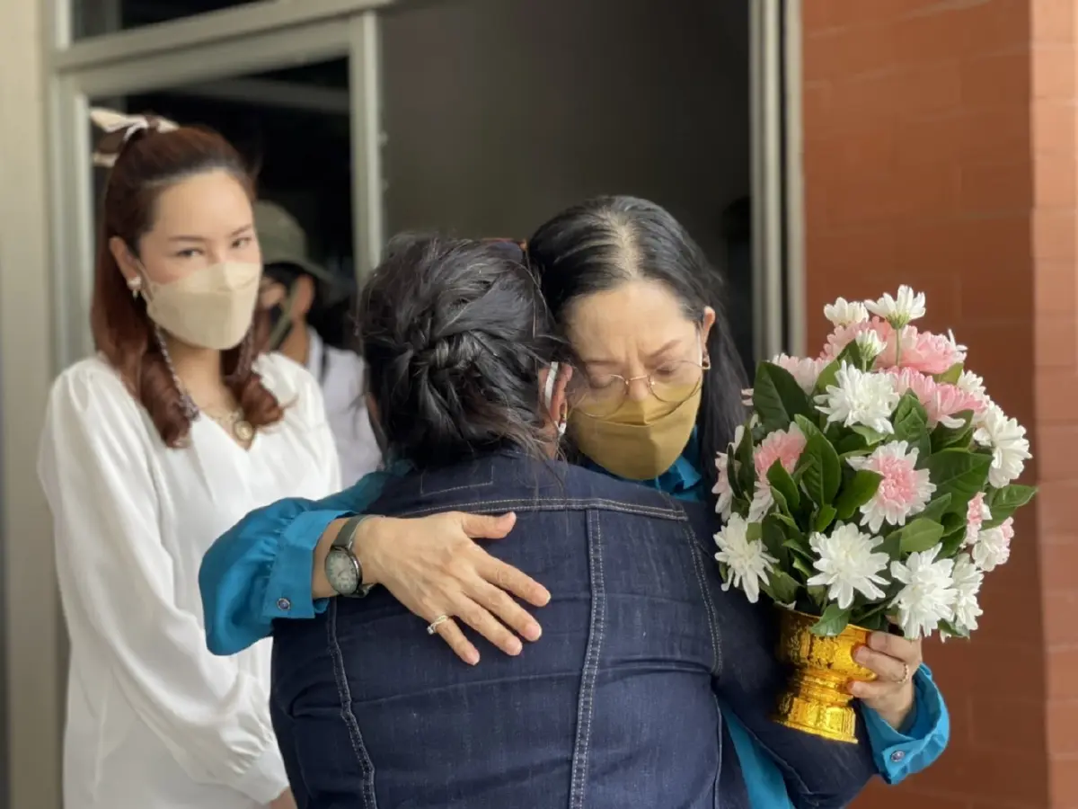"คุณแม่" ทำพิธีเก็บบรรจุอัฐิ "แตงโม" แฟนคลับสวมกอดให้กำลังใจ 