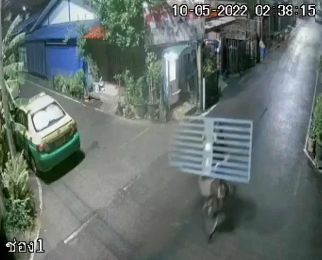 สุดทึ่ง! โจรแสบขี่จักรยานขโมยขนประตูเหล็กดัด ตร.เจ๋งรวบตัวทันควัน
