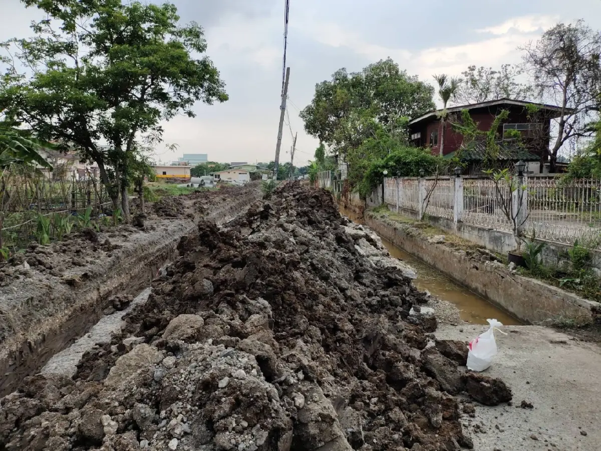 โซเชียลแห่แชร์ เสาไฟโผล่กลางถนนนาน 30 ปี ล่าสุดผู้ดูแลดำเนินการแล้ว