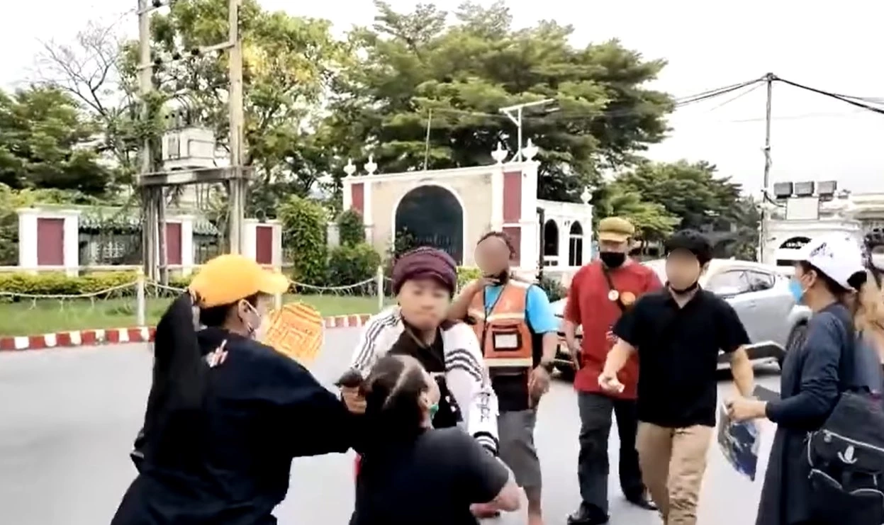 เรื่องวุ่นม็อบ 3 นิ้ว! "นุ้ย ศักดินา" เปิดศึกตบ "ป้าเป้า" ฉุนปมพรรคไม่ช่วยติดคุก